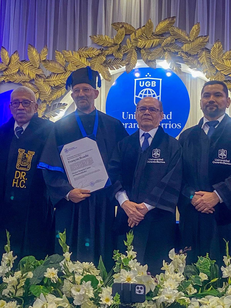 ADELLaUnion's tweet image. Felicitamos al señor embajador de la Unión Europea en El Salvador, François Roudié, por el Doctorado Honoris Causa que le fue otorgado por la Universidad Gerardo Barrios, en reconocimiento a su ardua labor en favor del desarrollo económico y social del país.
¡Muchas felicidades,…