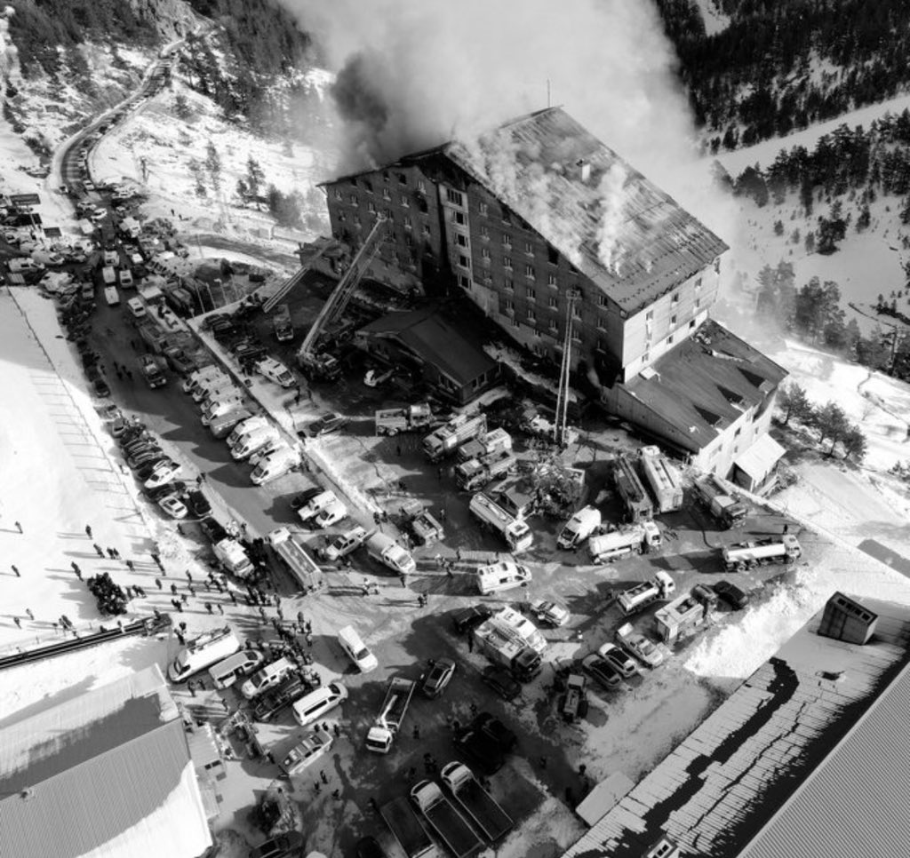 Otelinizin ismini ‘Grand’ yapınca içinizin çürümüşlüğünü örteceğinizi sanıyorsunuz, yazıklar olsun!Kaç hektarlık yer yandı,can kaybı o kadar az ki,keşke hiç olmasa.1otel yanıyor,66 kişi yanarak can veriyor!!Aklınız alıyor mu,benim almıyor!
#isiasortakdavamız 
#grandkartalkaya