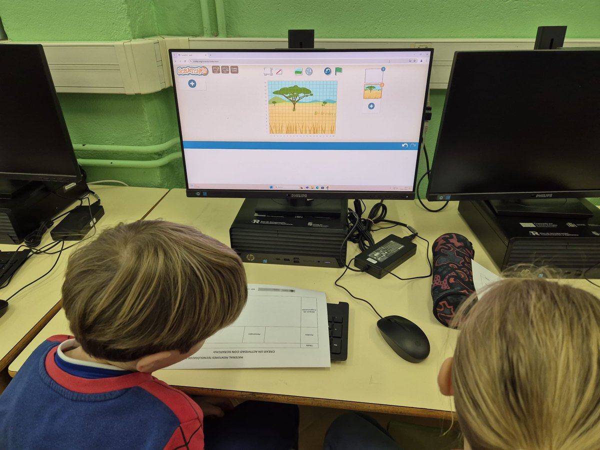 ceipcampocharro's tweet photo. Una nueva ocasión de aprender y disfrutar con Eladio, asesor del equipo @CompDigEdu_SA, en una sesión dentro del #ProgramaEscuela4.0 con #pensamientocomputacional #robótica y mucho más … @cfiesalamanca @educacyl #somoscampocharro #creandopiña https://t.co/qQe0Bbcc4M