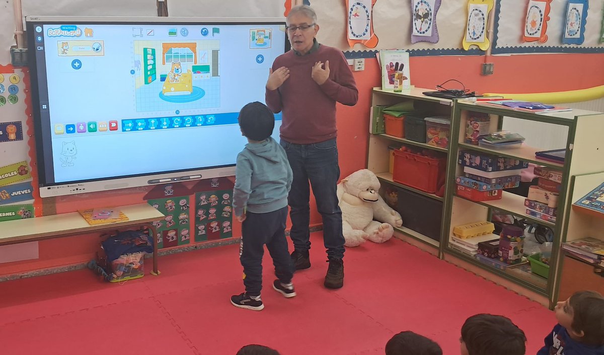 ceipcampocharro's tweet photo. Una nueva ocasión de aprender y disfrutar con Eladio, asesor del equipo @CompDigEdu_SA, en una sesión dentro del #ProgramaEscuela4.0 con #pensamientocomputacional #robótica y mucho más … @cfiesalamanca @educacyl #somoscampocharro #creandopiña https://t.co/qQe0Bbcc4M