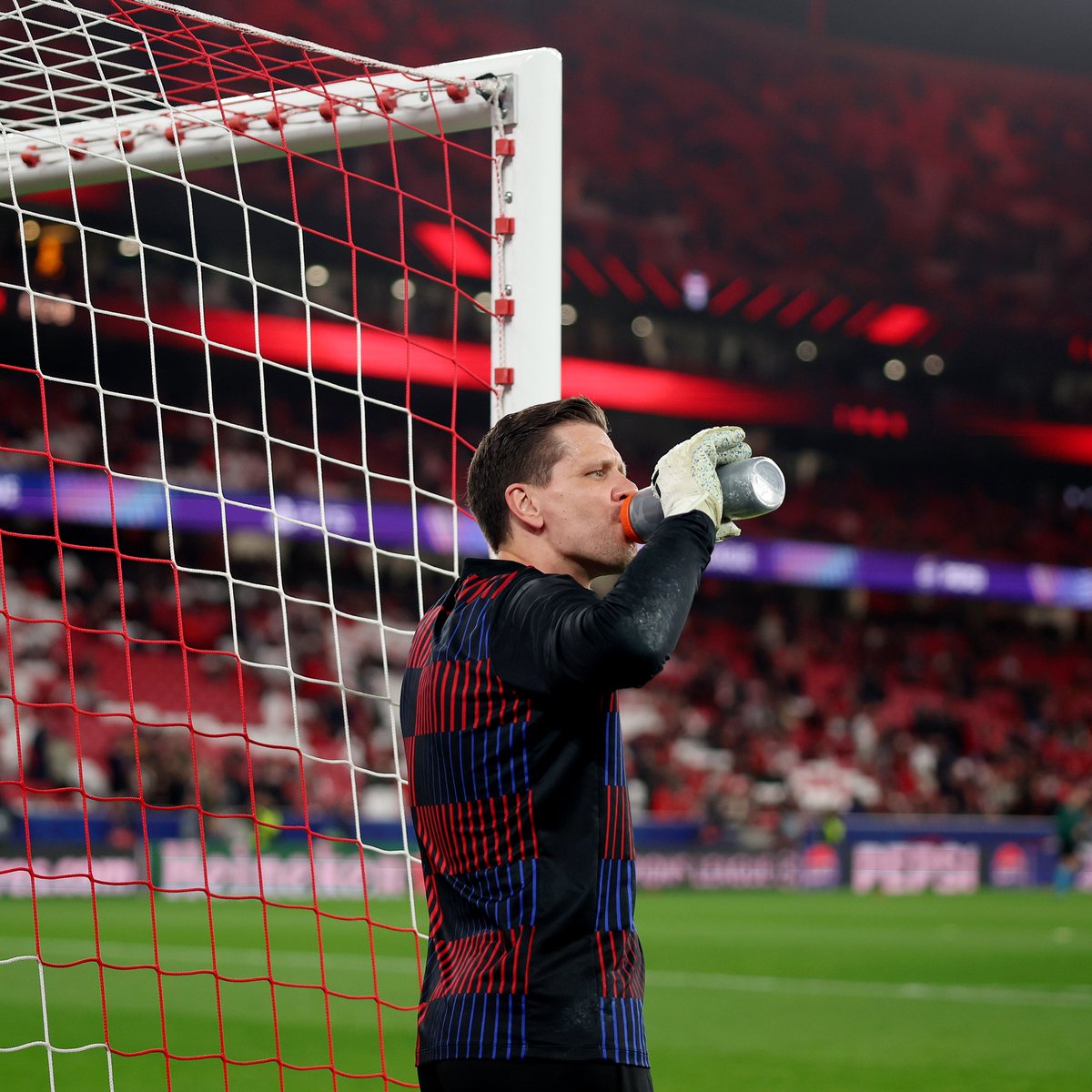 sport_tvppl's tweet photo. Wojciech Szczęsny... ZAWALONY gol na 2:1 i jeszcze SPOKUROWANY karny. 𝐊𝐀𝐓𝐀𝐒𝐓𝐑𝐎𝐅𝐀

🔴 𝐑𝐞𝐥𝐚𝐜𝐣𝐚 🅻🅸🆅🅴  Benfica vs Barcelona ▶️ https://t.co/dRq5d9V0Vg https://t.co/rnrTyktgjz