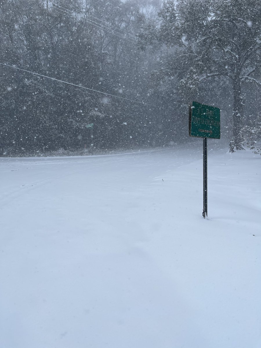 RonGoleman's tweet photo. We’ve hit six inches! Hour 6, non-stop snow, and at its heaviest so far.
Irvington, Alabama. #GulfEffectSnow #AlabamaSnow @spann @NWSMobile @FOX10News https://t.co/IHwX76uTeM