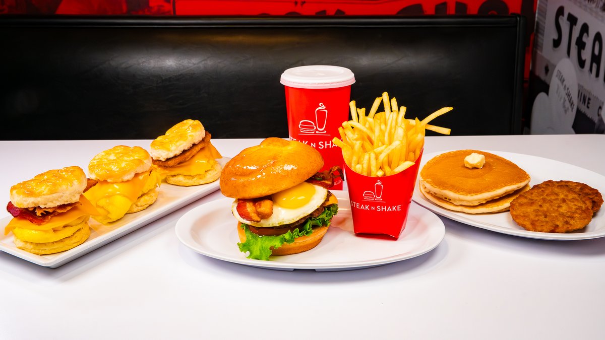 oyolasvegas's tweet image. Not a morning person? You are NOW! 🌞🍴 @steaknshake breakfast is served daily—and now available on Grubhub! Start your day with a delicious delivery or dine-in delight. Enjoy! 😋 #Breakfast #ServedDaily #Grubhub #OYOLasVegas