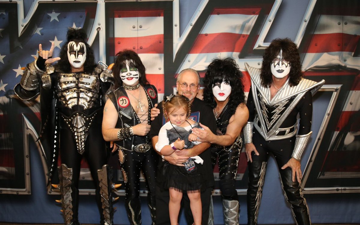 ssikfandk's tweet photo. #MyKISStory: 7/18/2016. #FreedomToRock tour. At the time… my eldest GDAUGHTER was almost 4. ( 12 now) Dug #KISS. Dug #PaulStanley. He spent quality time w/ her. Eric gave her one of the m&g drumsticks. Tommy played pattycake w / her while Grampa rapped w Paul. Gene. Was so sweet. He talked in an Elmo voice. He told her he used to do that w/ Nick and Sophie. So when she  saw him made up scary looking later for pics that  would be ‘their code’ to NOT be scared. Very sweet. . Pics. Paul told the photog to click until HE SAID stop. Usually get 2 pics. We got 9. A VERY SPECIAL Meet up. Front row seats, too. ( She had noise dampening / cancelling headphones) Her ears were taken care of. 
#KISS /2016