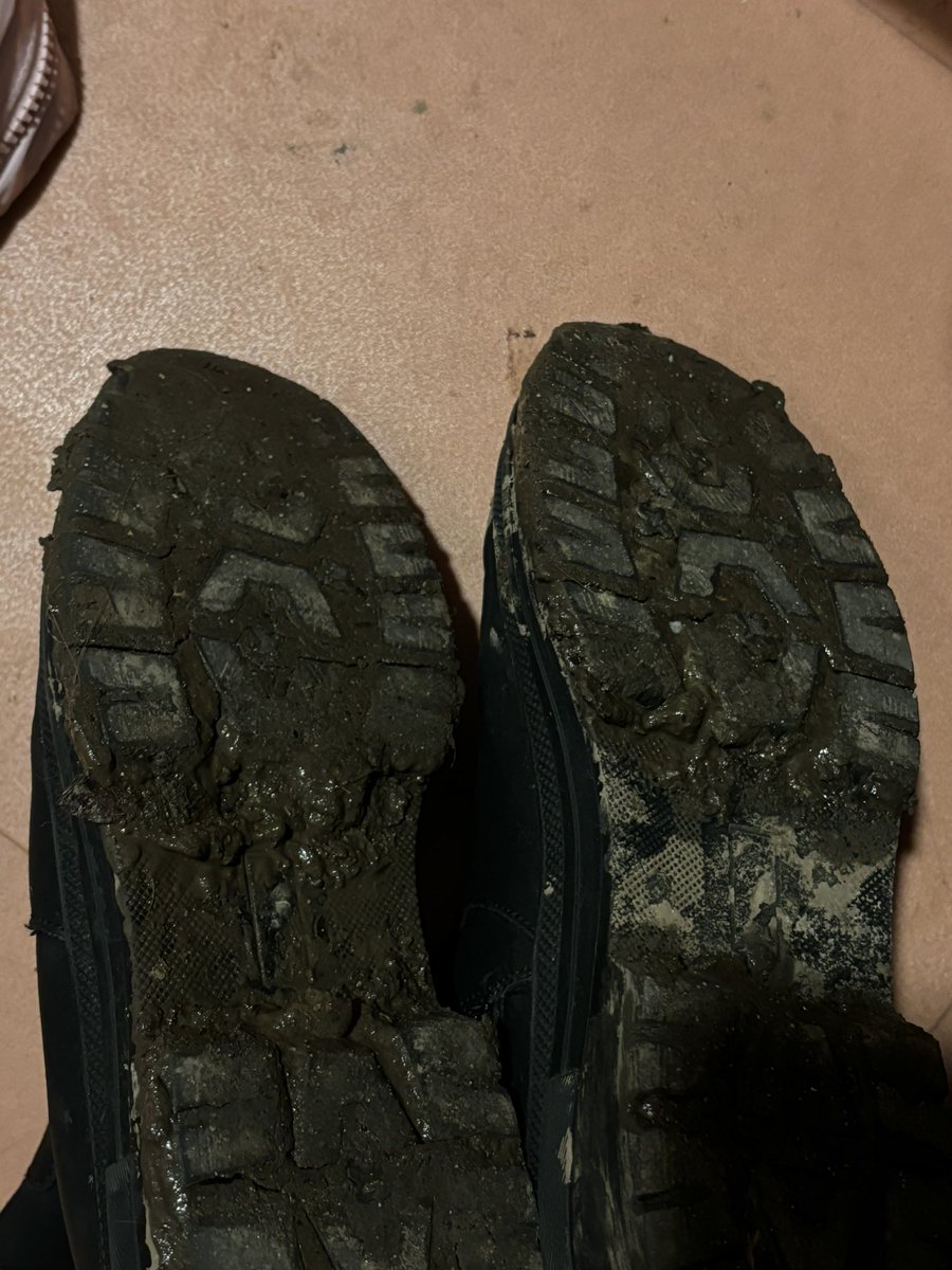 ania_stopy's tweet photo. poszłam na spacer ale nie spodziewałam się że będzie takie błoto🫣który kundel wyliże podeszwy??😂😂🖕 
#findom #femdom #findomfeet #bankomat https://t.co/VDdeLtrcls