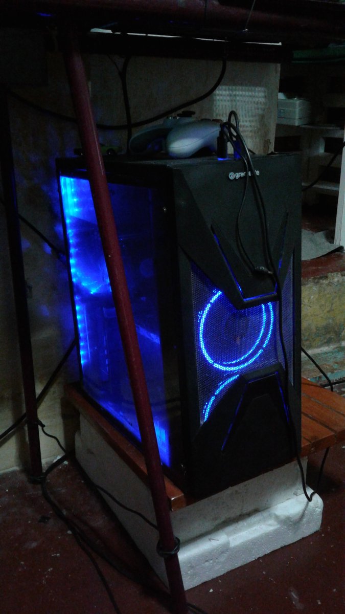 Kaede_Monthmore's tweet photo. Ok, acho que é hora de torrar o PC no #SETUPLOCKGAMER
P. M. - ZSUS "Alguma coisa aí" (Chinese Democracy)
CPU - I3 7330K 3.7 GibaHellZ(@4.2GHz)
GPU - Radeon PRO WX2100
SSD - 256GB Quirguistão
HDD - 2TB Seagate
MEM - 16GB Quirguistão
Fonte - Bomba da Posi
Teclado e Mouse - Sei lá https://t.co/Mu8g9I4uqb