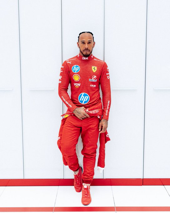 FormulaaElite's tweet photo. ¡YA NO MAS MONTAJES! 🔥

Lewis Hamilton luce por primera vez el uniforme de Ferrari. 

En su perfil de Instagram, el piloto británico publicó la imagen vistiendo la indumentaria de la escudería italiana con la leyenda "Primera vez de rojo". https://t.co/kT6YS6zGnh
