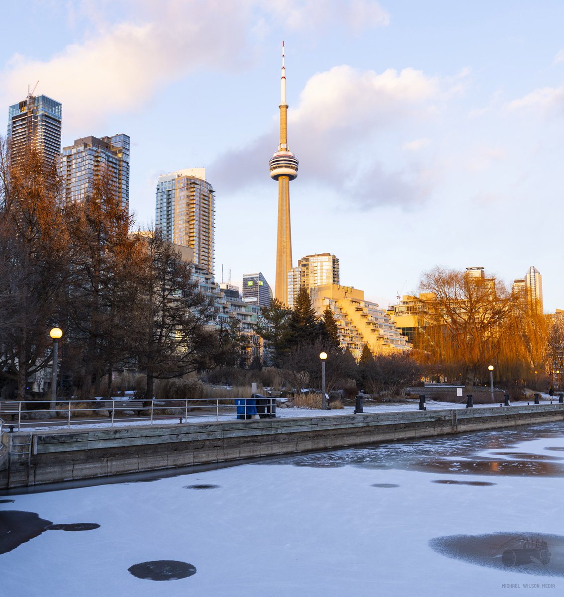 MWilsonMedia's tweet image. It's been a cold one in TO lately. 🥶❄️🥶❄️

Here's the view of the @TourCNTower at sunset from Marina Quay West with a frozen Lake Ontario. 🌅🌆🌇

#CNTower #Toronto #AtTheWaterfront #TOtheWaterfront #Sunset #Winter #LakeOntario #Canon #Photography