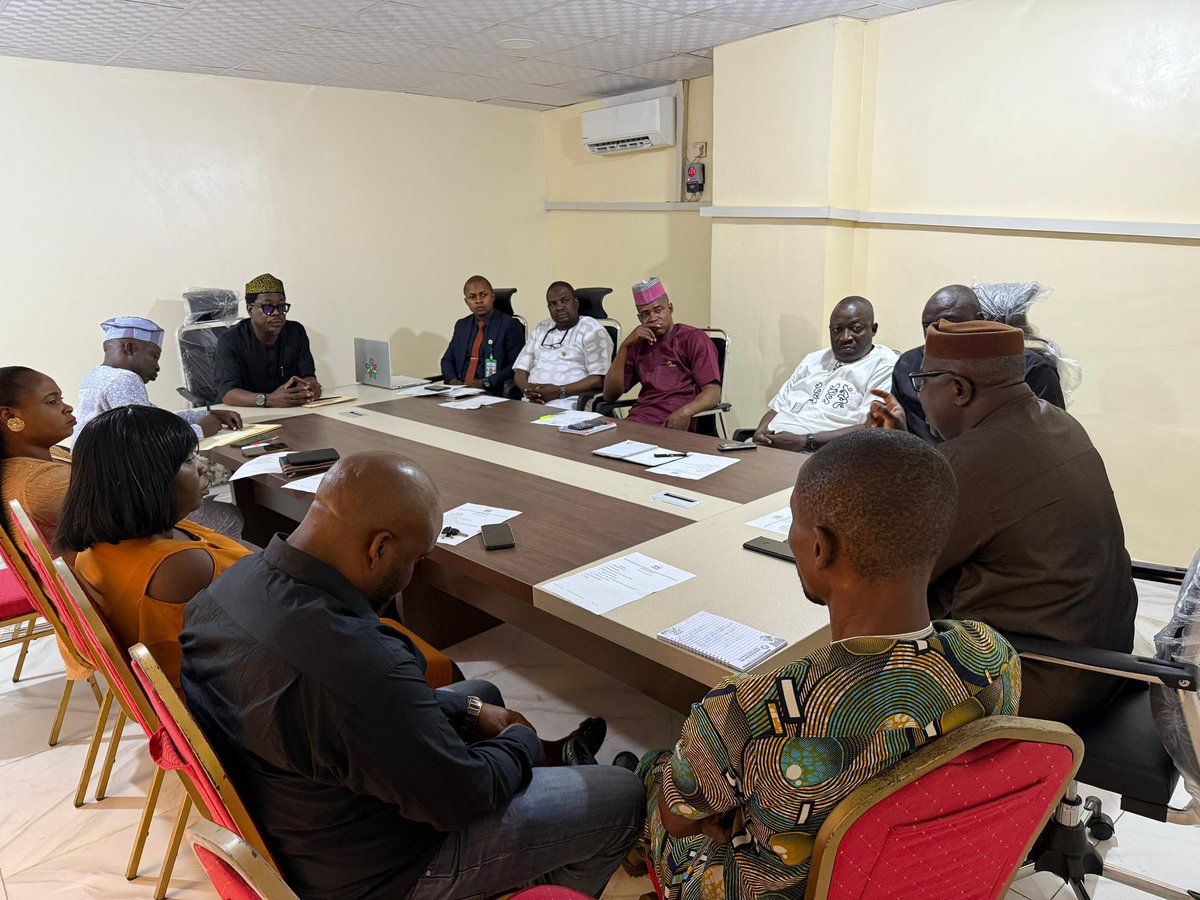 ipmo_EKSG's tweet photo. The Secretary of the Office, Mr Segun Adebayo, on behalf of the staff, welcomed the new boss &amp; expressed the continuous cooperation, commitment &amp; dedication of staff
The modus operandi of IPMO was delibrated with robust contributions from the Senior Special Assistants and https://t.co/pFdXt4Zj4Y