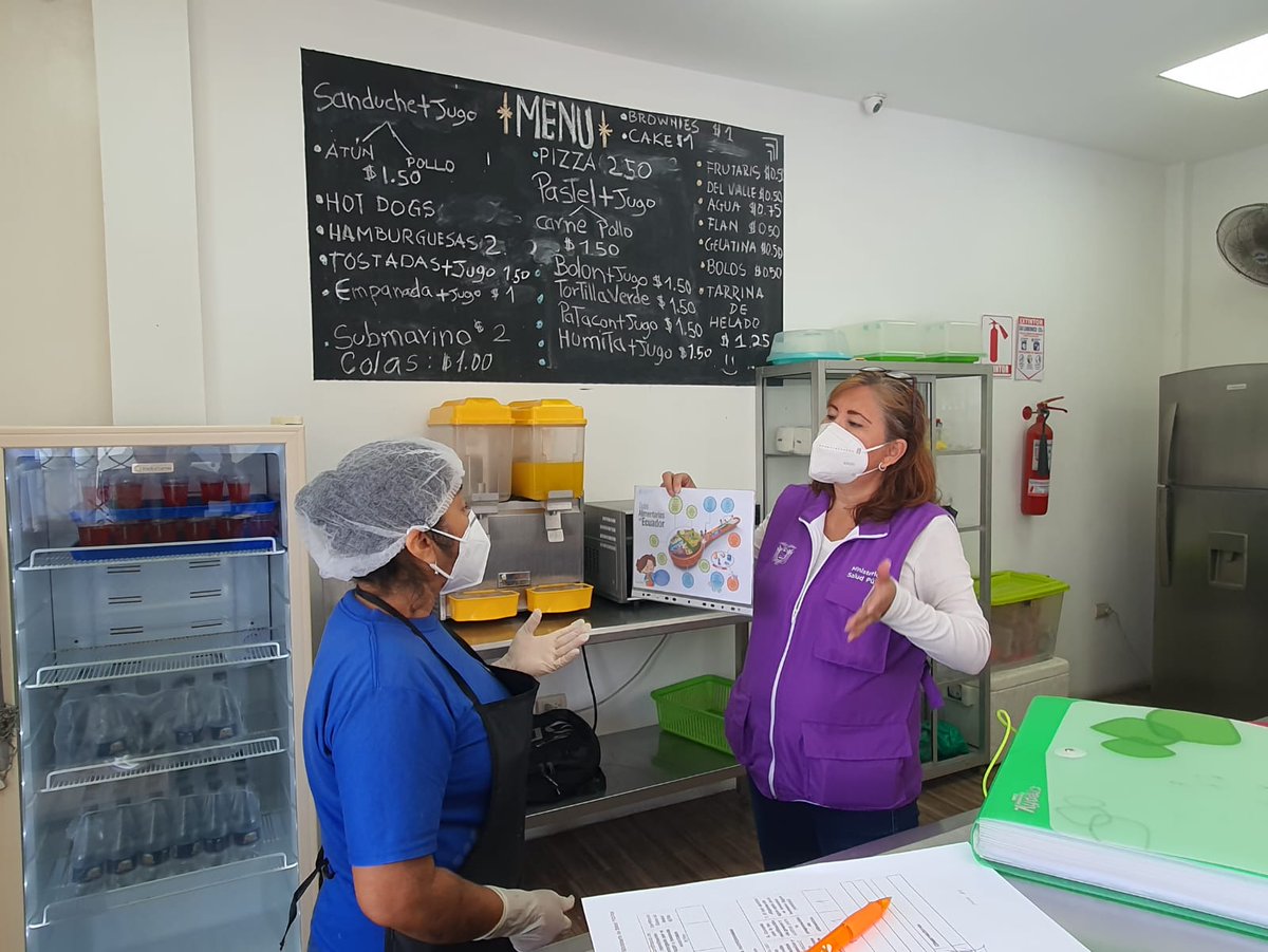 Salud_Guayas's tweet photo. #MSPEnTerritorio | El #Distrito09D04 de @Salud_Ec brinda asesoría educomunicacional sobre guías alimentarias basadas en #AlimentaciónSaludable, dirigidos a administradores de bares escolares de la Unidad Educativa #PaúlRivet. #ElNuevoEcuadorResuelve https://t.co/iv0i300fUs