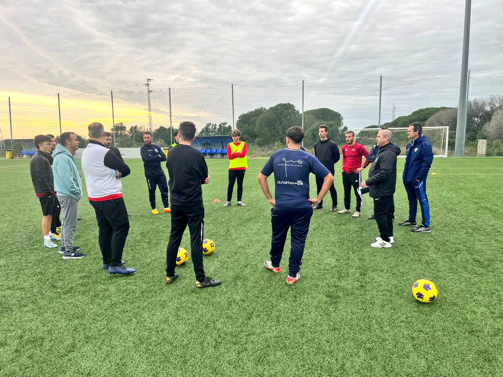 📸 Clase presencial del Curso #UEFAC 108 a cargo de los #profesoreCEDIFA <a href="/hugoalbertovaca/">Hugo Vaca</a> y  <a href="/Jesus_Acal/">Jesus A.</a> en las instalaciones deportivas Bahía de Cádiz, del <a href="/Cadiz_CF/">Cádiz Club de Fútbol</a> 

<a href="/RFAF/">RFAF</a>