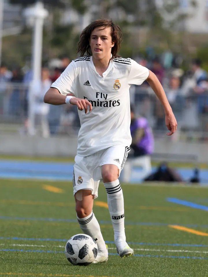 _BeFootball's tweet photo. ALVARO CARRERAS, du latéral gauche explosif comme on les aime. 🇪🇸😮‍💨

Benfica l’a acheté 6 M€ à Manchester United l’été dernier.

Formé au Real Madrid. https://t.co/TNOEkLfdqk