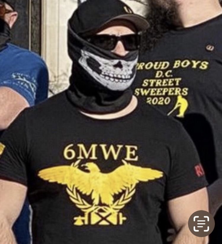 beukofsky's tweet photo. Enig idee wat de tekst op het shirt van een lid van de Proud Boys betekent?? 🙂‍↕️ https://t.co/aWxrWDwtXp