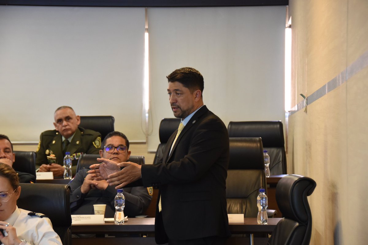 ProteccionPonal's tweet photo. En el marco del 4.º horizonte estratégico "Coordinación interinstitucional y cooperación internacional", realizamos mesa de trabajo con agregados de policía de 23 delegaciones 👮‍♂️, compartiendo conocimientos para fortalecer la seguridad de instalaciones físicas y activos vitales. https://t.co/w1sUhUkGcy