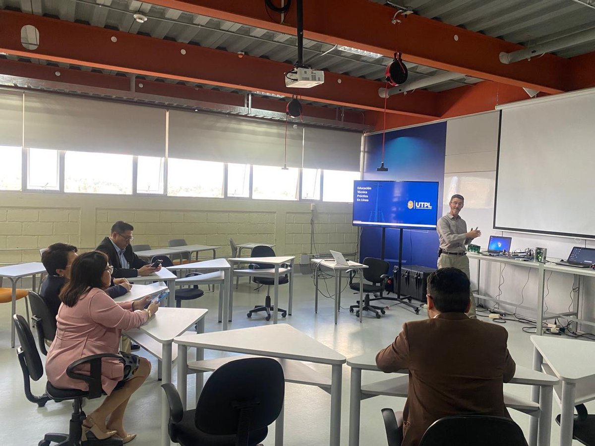 ces_ec's tweet photo. En el marco de su visita a la @utpl en la ciudad de Loja,  Carmita Álvarez realiza un recorrido por los laboratorios de Robótica y Energía Renovable de la IES. https://t.co/L7SqpN2LAQ