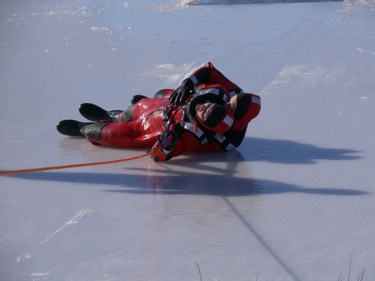 ottawaksgov's tweet photo. The Ottawa, KS Fire Department is braving the coldest day of the year to conduct crucial frozen water rescue training! ๐งโ๐๐ช
#ottawafiredepartment #frozenwaterrescue #traininginthecold #FirstResponders #CommunityHeroes #WinterSafety #FrozenRescue https://t.co/yPvPWU6Zkb