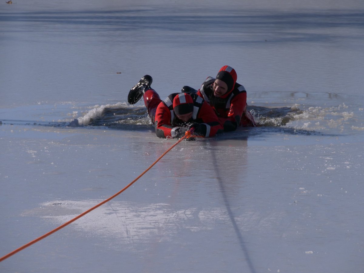 ottawaksgov's tweet photo. The Ottawa, KS Fire Department is braving the coldest day of the year to conduct crucial frozen water rescue training! ๐งโ๐๐ช
#ottawafiredepartment #frozenwaterrescue #traininginthecold #FirstResponders #CommunityHeroes #WinterSafety #FrozenRescue https://t.co/yPvPWU6Zkb