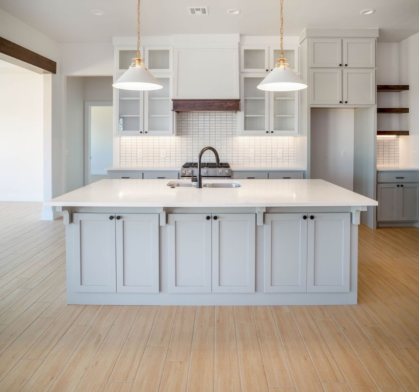 WyattPoindexter's tweet image. From Bluetooth speakers to smart home tech and a built-in wet bar, 4516 Maple Ridge Court has all the custom features you’ve dreamed of! 🍷💡
Listed by Kasey Reyes - The Agency Oklahoma
#SmartHome #CustomFeatures #LuxuryLiving #RidgeCreek #TheAgencyOklahoma