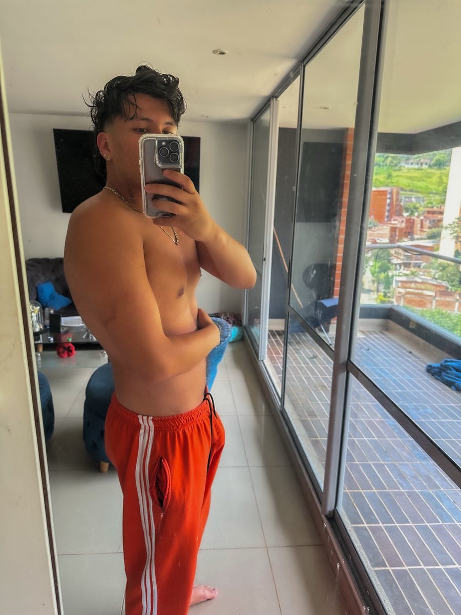 RodriYank57's tweet photo. Se me va a salir la verga del pantalón quieres ver #rt y escríbeme al dm si deseas sacármelo 🙄💦🤫 https://t.co/E2tlxZRkI5