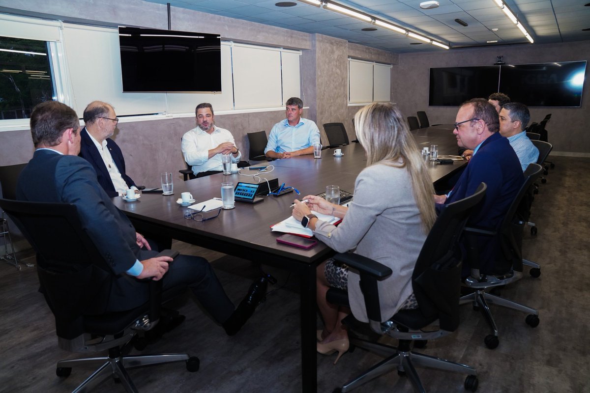 RicardoCappelli's tweet photo. Reunião com o secretário de Inovação do Paraná, @CanzianiAlex e time da @abdi_digital sobre projetos em comum com o governo do estado na área de desenvolvimento tecnológico. Trabalho, trabalho e trabalho. https://t.co/36dgHJRuON