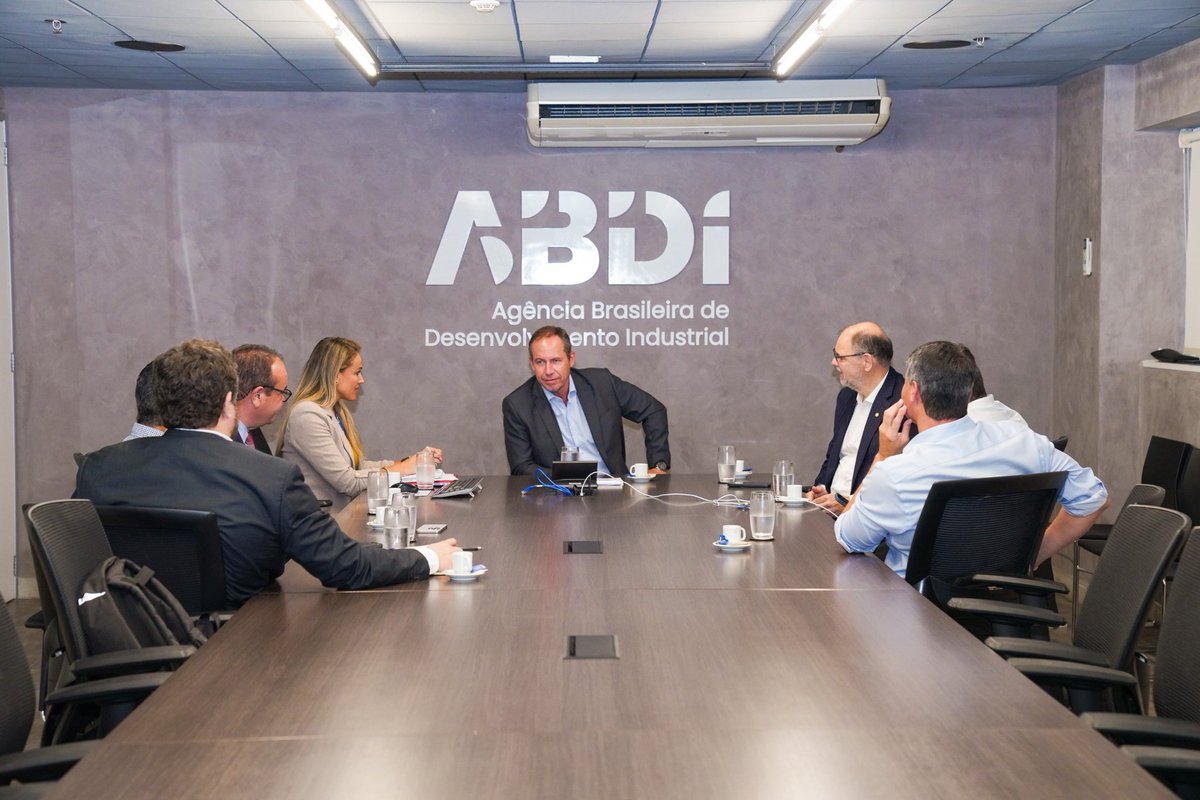 RicardoCappelli's tweet photo. Reunião com o secretário de Inovação do Paraná, @CanzianiAlex e time da @abdi_digital sobre projetos em comum com o governo do estado na área de desenvolvimento tecnológico. Trabalho, trabalho e trabalho. https://t.co/36dgHJRuON