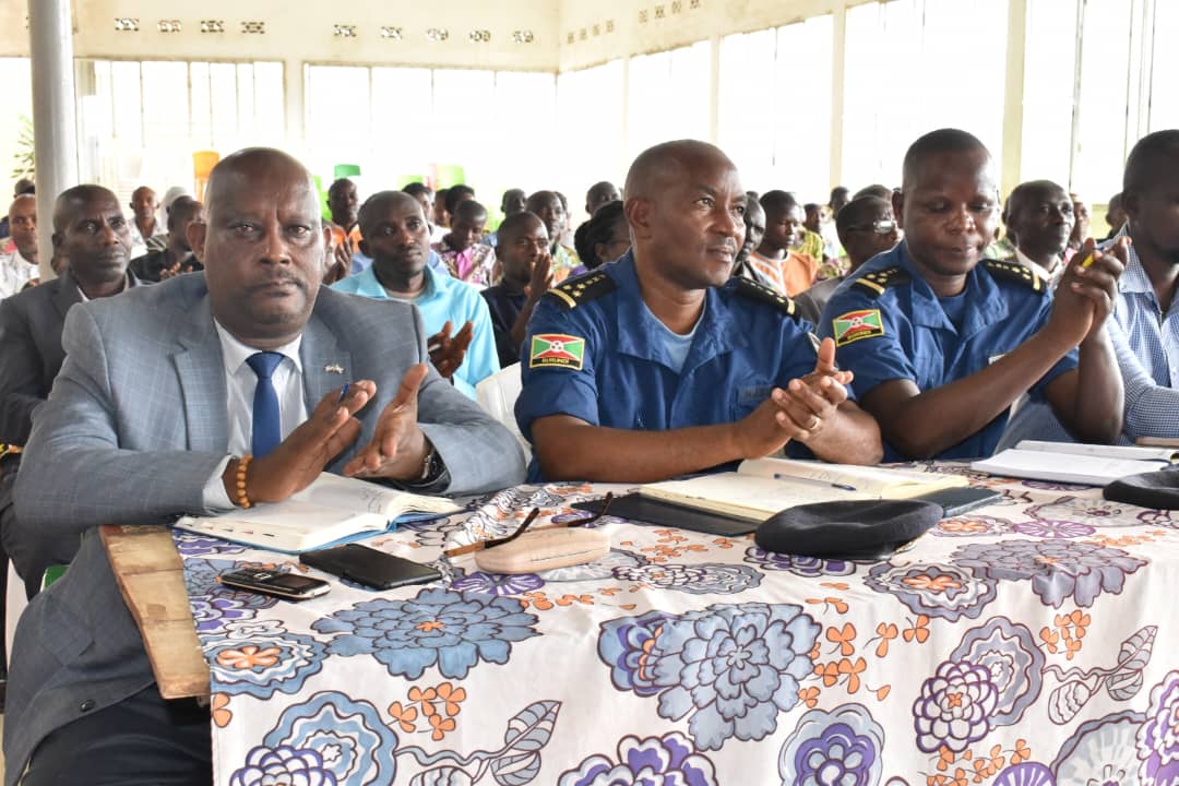 BubanzaCommune2's tweet photo. 2/3: Umushikiranganji wa @MininterInfosBi , #Martin_Niteretse,ahamagarira indongozi zo muri @BubanzaProvince ,kwumva ,kwumvira no kwubaha amategeko bahabwa n'igihugu harimwo no gukorera neza abenegihugu baserukira.
@NtareHouse 
#Ayiwacu. https://t.co/CIIDCmsop7