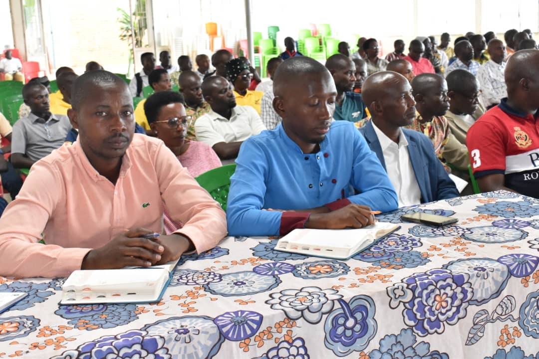 BubanzaCommune2's tweet photo. 2/3: Umushikiranganji wa @MininterInfosBi , #Martin_Niteretse,ahamagarira indongozi zo muri @BubanzaProvince ,kwumva ,kwumvira no kwubaha amategeko bahabwa n'igihugu harimwo no gukorera neza abenegihugu baserukira.
@NtareHouse 
#Ayiwacu. https://t.co/CIIDCmsop7