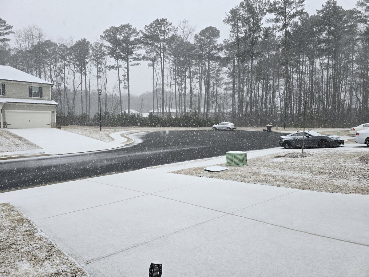 ClareDelaneyusa's tweet photo. @ryanhallyall Peachtree City GA it's really starting to come down and is sticking https://t.co/pIguJJUePV