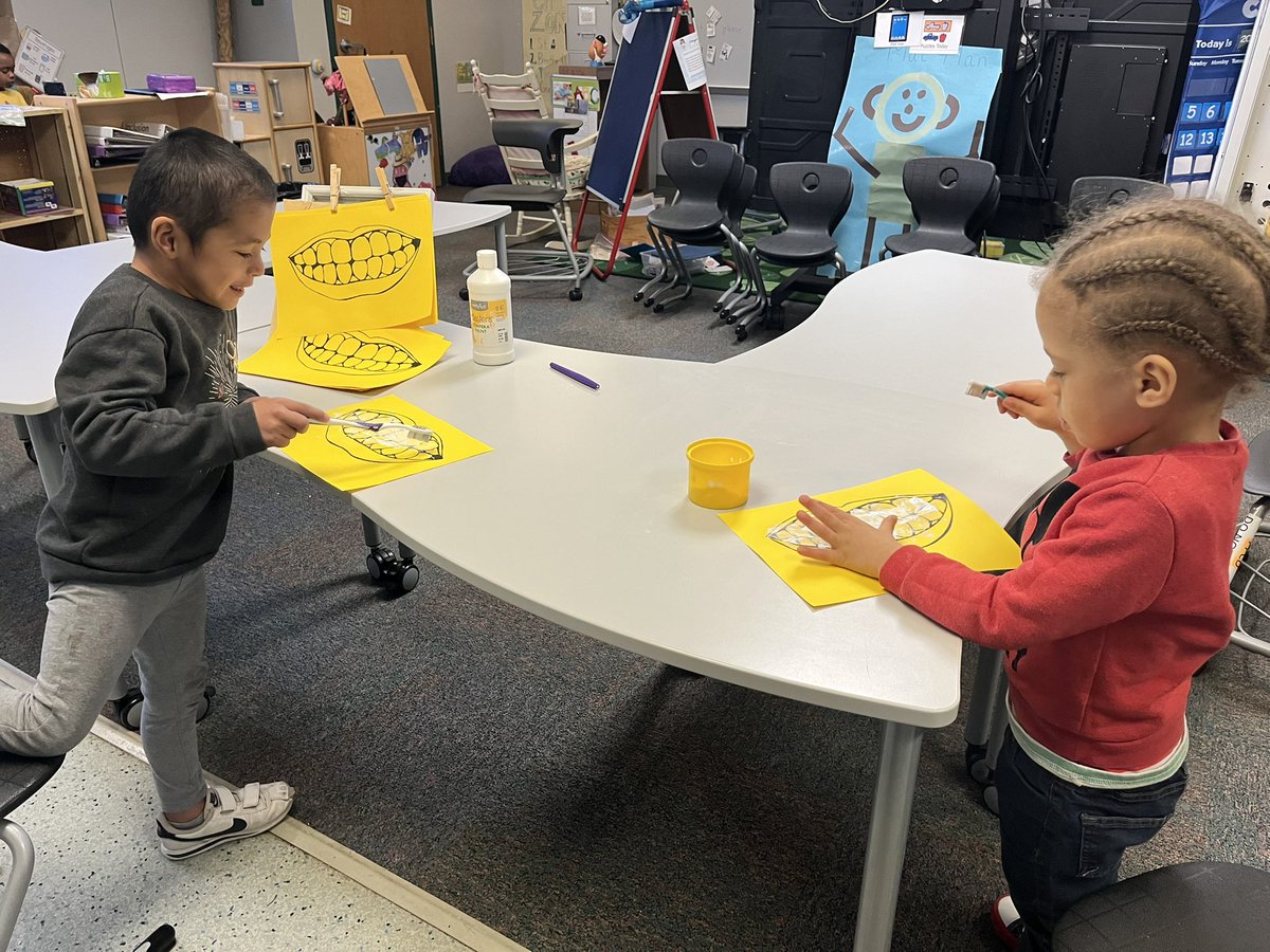 ECSEwMsAlison's tweet photo. @ScholasticEdu we learned all about dentists today. Students got to brush the yellow teeth with white paint making them all clean. @MidlothianISD @MtPeak_Elem https://t.co/kVlTloZR7B