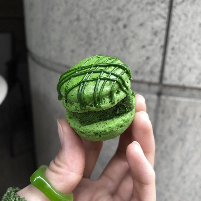 Matchaeologist's tweet image. 🙌 Who's up for a bite of these deliciously light and chewy-centred 🍃 #Matcha Terrine #Macarons — the crown jewel of French pastries - with an excellent Japanese twist. (📷: @ matcha_aya)

Get ready to elevate your recipes with our 🌿 culinary matcha! 👉 bit.ly/trymidori