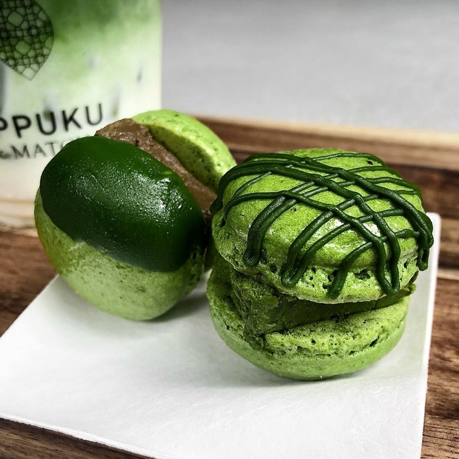 Matchaeologist's tweet image. 🙌 Who's up for a bite of these deliciously light and chewy-centred 🍃 #Matcha Terrine #Macarons — the crown jewel of French pastries - with an excellent Japanese twist. (📷: @ matcha_aya)

Get ready to elevate your recipes with our 🌿 culinary matcha! 👉 bit.ly/trymidori
