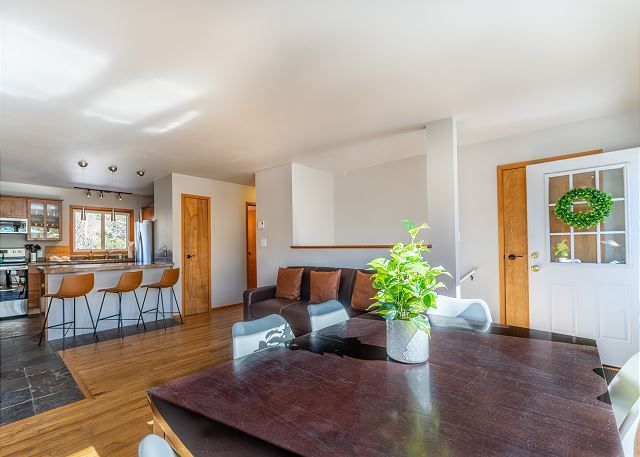 SCRetreats's tweet photo. Bring the whole crew (and your pup) to this sunny mountain duplex with a spacious deck, fenced backyard, and stunning views. Steps from a private pond and the Blue River—perfect for your next getaway!

#colorado
#familyvacation
#mountain
#scenicviews
#vacationrental
#summitcounty https://t.co/bznvFbTnAM