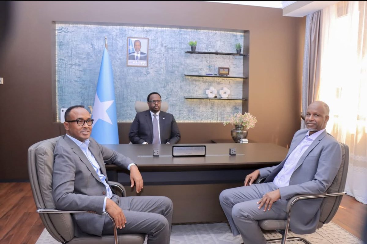 MrHanoolaato's tweet photo. Is booqashadu ma shaqo qaran baa? 

Waxaan aragnaa madax is booqaneysa, Raysal wasaare wasaarad kormeeraya ama badanaa RW kuxigeen dhowr wasaaradood  isku maraya.  Xil u kala wareejinta wasiiro iyo xarig jar ama dhagax-dhig cusub waaba loo qaateen, laakin is booqasho maxay tartaa? 

Soo dhaweyntiisa saf baa loo galinaa shaqaalihi, kursiga wasiirka ayaa looga kacayaa, kadibna waa iska baxayaa? 

Shaqo kale oo ka muhimsan uma taallo miyaa RW ku xigeenka?