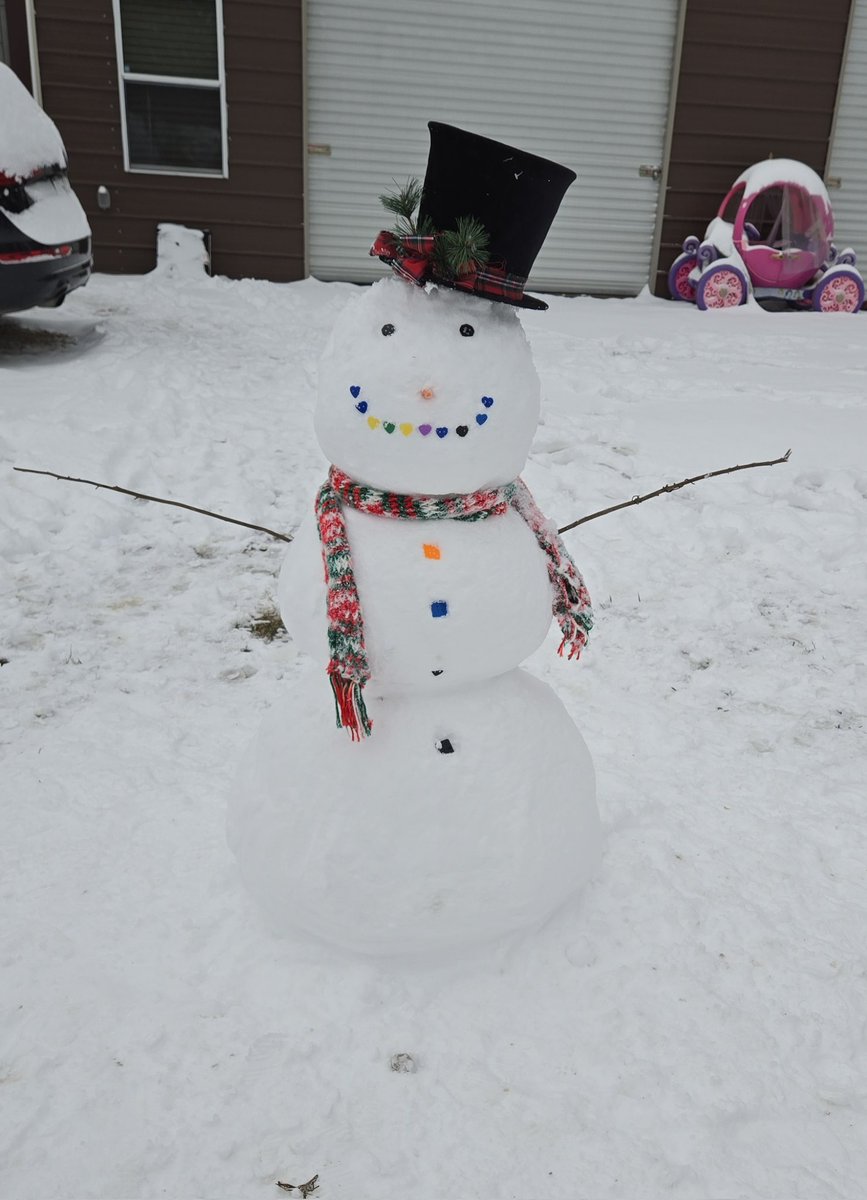 Jaleydapz's tweet photo. Winter magic came to visit us today! ❄️☃️ Built a snowman and played tic-tac-toe in the snow. it’s a day we’ll never forget! #WinterWonderland #SnowDayFun #snowman #tictactoe #snowday #snowinTexas https://t.co/Z5kp9my6o6