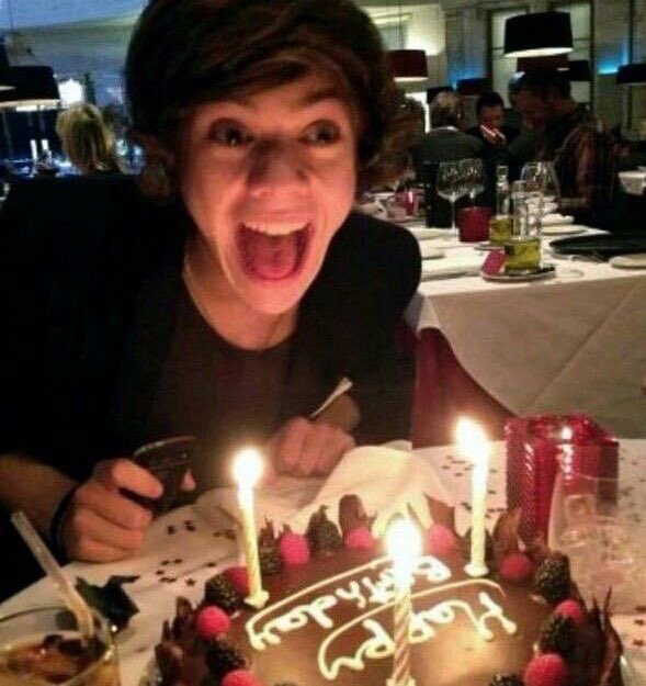 aleestyles91's tweet photo. this baby is turning 31 years in less than a month 😭 https://t.co/XL1bCdCgBQ