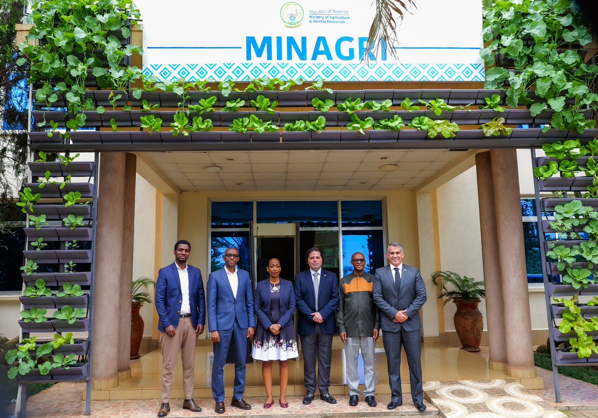 RwandaAgri's tweet photo. Today, Hon. Ministers @mcbagabe and @SERwigamba hosted a delegation from Planner Investment Company, Brazil. The meeting focused on discussing potential investment opportunities in Rwanda’s agriculture sector, with a particular emphasis on the beef, sugarcane, &amp; rice value chains https://t.co/1maCd9TvE4