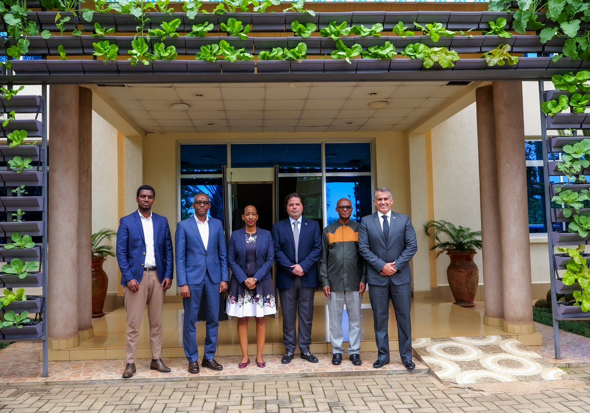 RwandaAgri's tweet photo. Today, Hon. Ministers @mcbagabe and @SERwigamba hosted a delegation from Planner Investment Company, Brazil. The meeting focused on discussing potential investment opportunities in Rwanda’s agriculture sector, with a particular emphasis on the beef, sugarcane, &amp; rice value chains https://t.co/1maCd9TvE4