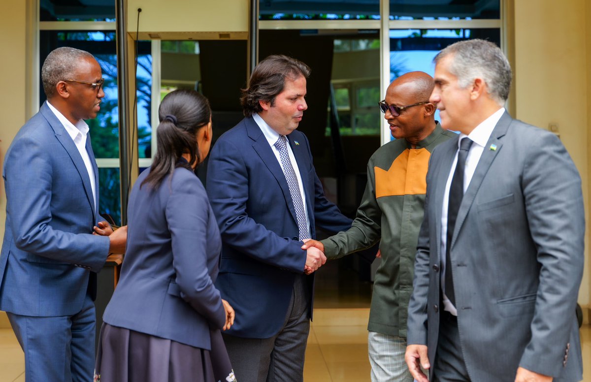 RwandaAgri's tweet photo. Today, Hon. Ministers @mcbagabe and @SERwigamba hosted a delegation from Planner Investment Company, Brazil. The meeting focused on discussing potential investment opportunities in Rwanda’s agriculture sector, with a particular emphasis on the beef, sugarcane, &amp; rice value chains https://t.co/1maCd9TvE4