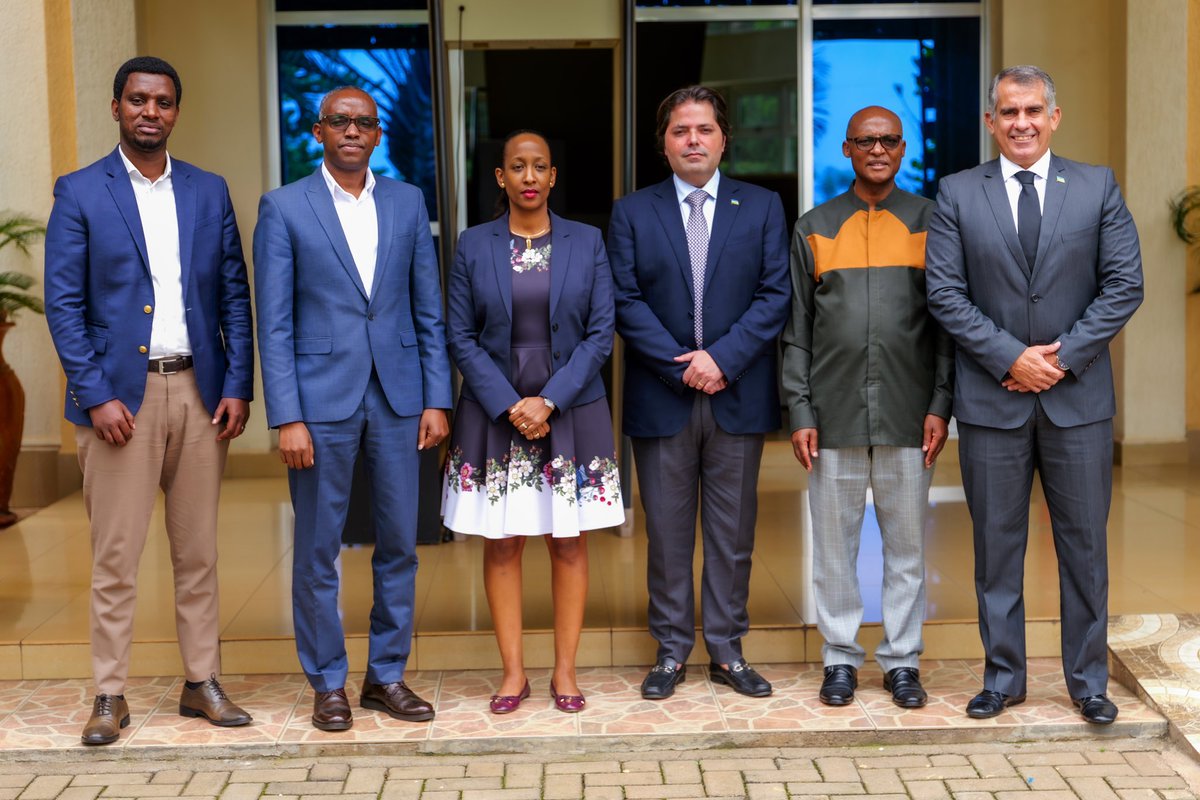 RwandaAgri's tweet photo. Today, Hon. Ministers @mcbagabe and @SERwigamba hosted a delegation from Planner Investment Company, Brazil. The meeting focused on discussing potential investment opportunities in Rwanda’s agriculture sector, with a particular emphasis on the beef, sugarcane, &amp; rice value chains https://t.co/1maCd9TvE4