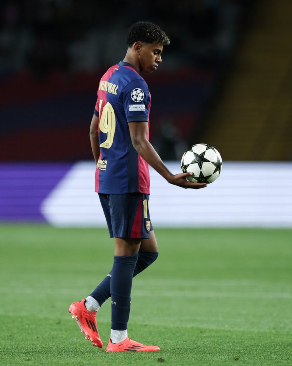 Lamine Yamal tornou-se no jogador mais jovem de sempre a assistir a um hat-trick do Pavlidis na Champions 💎🇪🇸