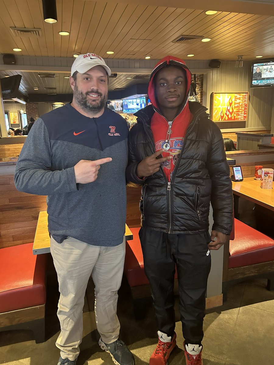 HODDY TODDDY💙❤️!!! Thanks Coach <a href="/wesnab4646/">Wes Neighbors</a> for stopping by and spending time with me and my family today!! <a href="/ChadSimmons_/">ChadSimmons</a> <a href="/JHSCardinalFB/">Jonesboro Football</a> #GOREBELS