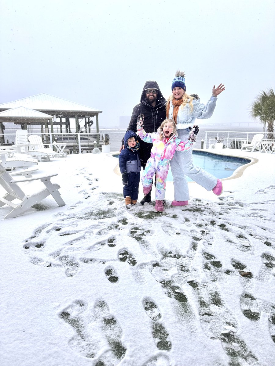 HUNTC0's tweet photo. @ClayTravis Snow on the back bay of Orange Beach, AL. We’re all gonna die. No milk or bread. https://t.co/Pq2aBUpyH1