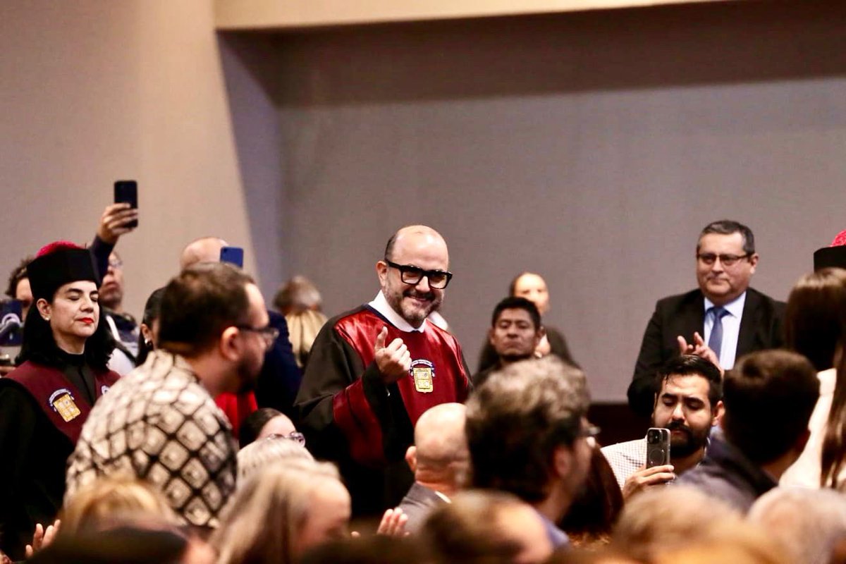 Hoy, con una profunda gratitud, recibí el título de Doctor Honoris Causa por la <a href="/UnedlU/">UNEDL Universidad</a>. Agradezco de corazón a esta Universidad, y a sus autoridades por considerarme para otorgarme su máximo grado honorífico. De verdad, significa muchísimo para mí.

Siempre he dicho que los