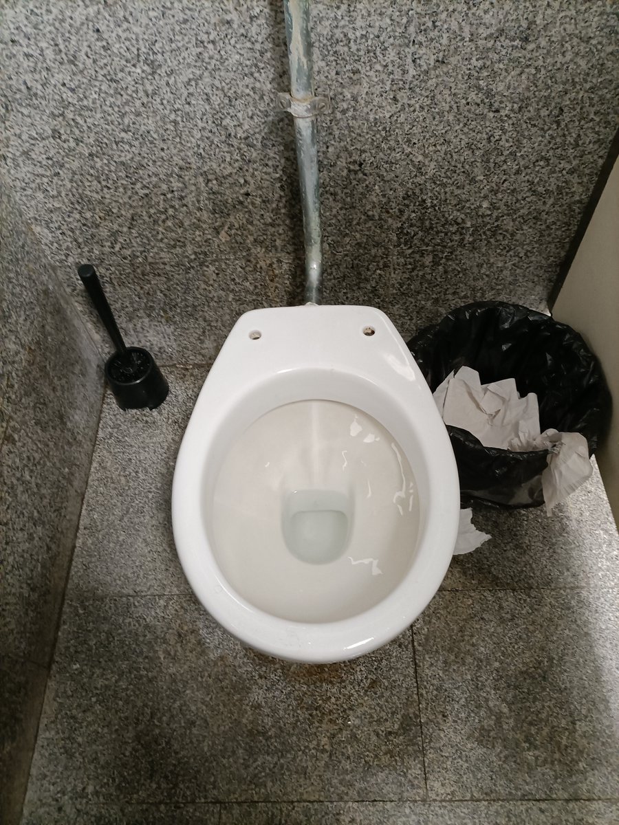 pdominguezgon's tweet photo. @JuanJoseMillas
Estimado JJ: ¿Ha notado que en este país siempre falta la tapa del váter en los retretes públicos? Seguro que podría explicarnos el porqué en una de sus interesantes y divertidas columnas, https://t.co/u8hCbzUD12