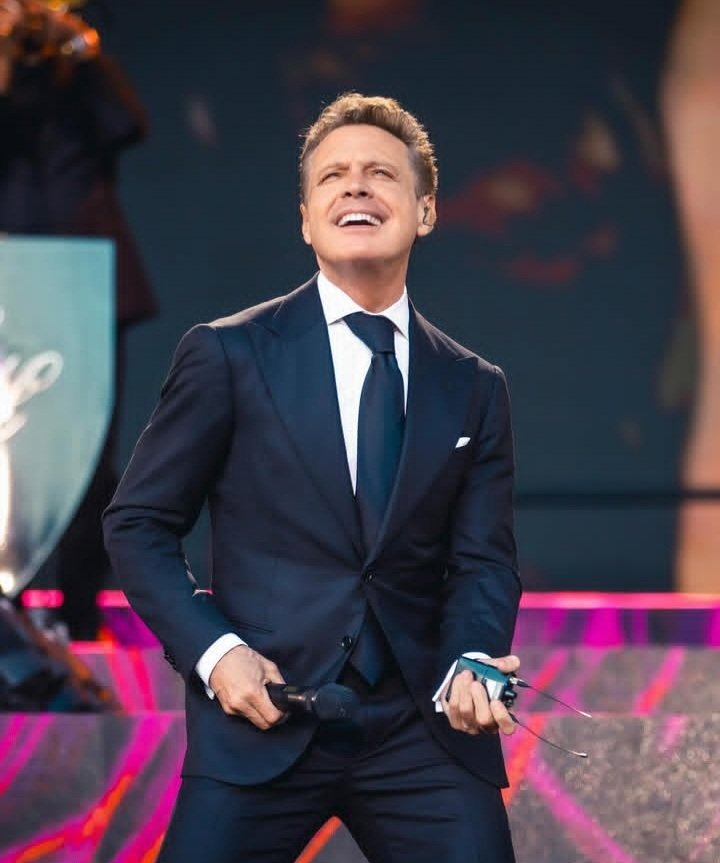 nora_9970's tweet photo. Todos celebrando #LuisMiguel43AñosDeTrayectoria 
#labandadelrojo #siemprejuntoavos
@SimplementeLM @LMXLM @WarnerMusicArg 
❤❤❤❤ https://t.co/9C7TqFdceJ