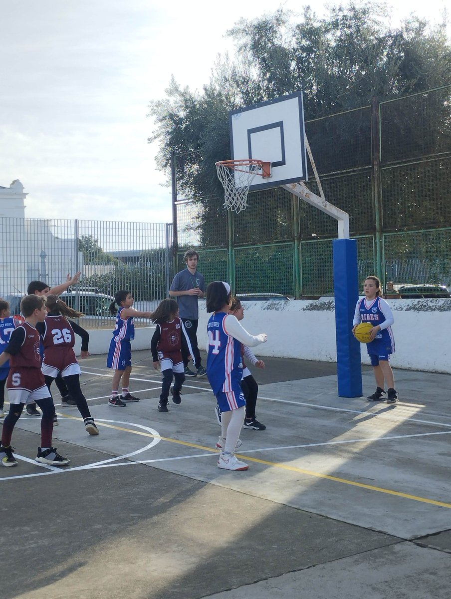 BasquetRibes's tweet photo. 🟦⬜ BENJAMÍ @Maxcolchon
«(...) Davant d'un equip que defensava molt bé, ens en sortim bastantes vegades, (...). Ens estem trobant rivals molt forts, si seguim amb la mateixa actitud n'aprendrem molt!».
#basquetribes #adnribes #spribes #esportribeta
@santperederibes @UCECcat https://t.co/tSiRE4vcZA
