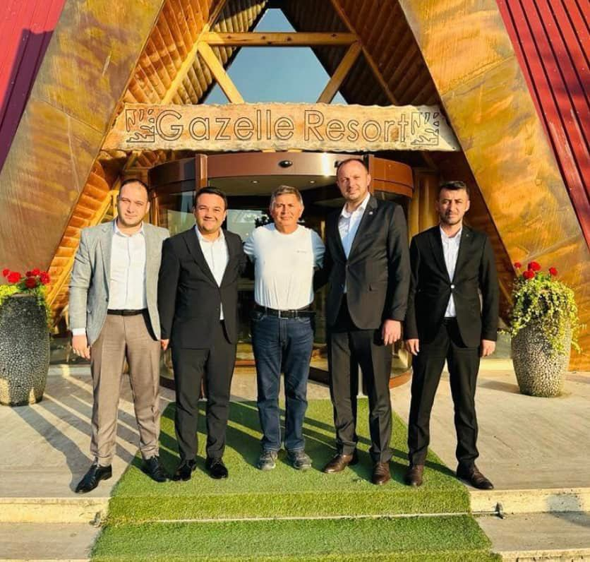 gazeteyolculuk's tweet photo. #Bolu'da yanan Grand Kartal Otel'in sahibi Halit Ergül'ün  MHP Milletvekili İsmail Akgül, Ülkü Ocakları Eğitim ve Kültür Vakfı Genel Sekreteri İlhan Durak, eski MHP Merkez İlçe Başkanı Hakan Aydın, Bolu Ülkü Ocakları Başkanı Cihan Özkalem ile fotoğrafı ortaya çıktı https://t.co/I8dXvWqPO8