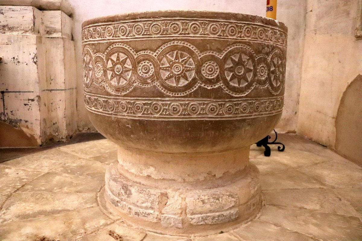 PatrimonioAlava's tweet photo. #Arkaia. La pila bautismal #mudéjar de la iglesia de la #Natividad muestra decoración geométrica en su copa. El #RetabloMayor #barroco data de 1702. Cuenta además con retablos laterales también #barrocos de los Valdivielso. #Álava
Foto: @alavamedieval https://t.co/aUbL8YStkR