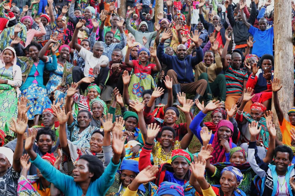 Murakunzwe SETU. Nti muri tayali kwakira HE tugasangira ikigage? Bati yego uko bazamuye bose nibyishimo.....tumaze kuganira nti se hari abafite ibibazo bati yego.....nanjye nti ntabwo yaza ibibazo tubanze tubikemure. Abaturage bezaaaaa Gakenke/Gashenyi/Rutabo cell