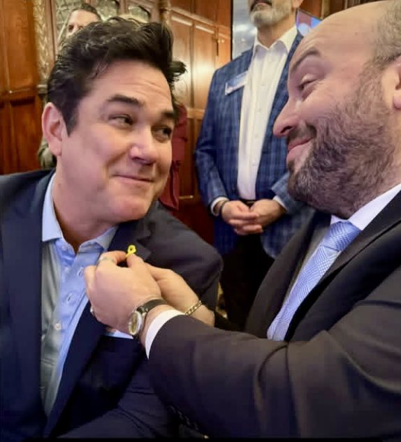 Showing support &amp; bringing them home.🎗️🇮🇱
<a href="/RealDeanCain/">Dean Cain</a> and <a href="/MrJonnyDaniels/">Jonny Daniels</a> share the brotherly love at the inauguration.🇺🇸❤️